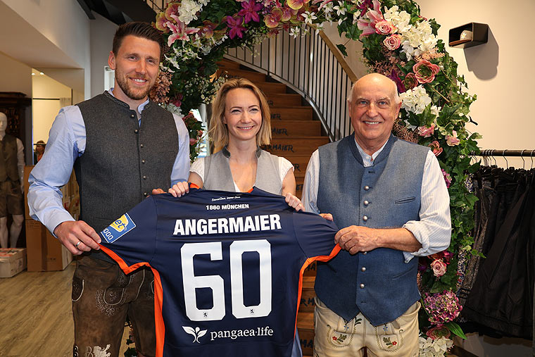 Ein aktuelles Trikot des TSV 1860 München mt der Nr. 60 für Axel Munz (re.) am 05.09.2024 (©Foto: Martin Schmitz)